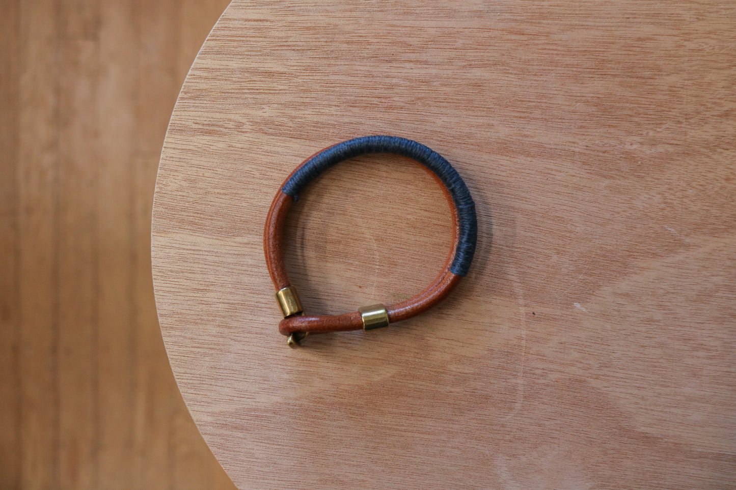 [MISFIT/SAMPLE] Leather Bracelet | TAN + INDIGO THREAD + SILVER T-CLASP