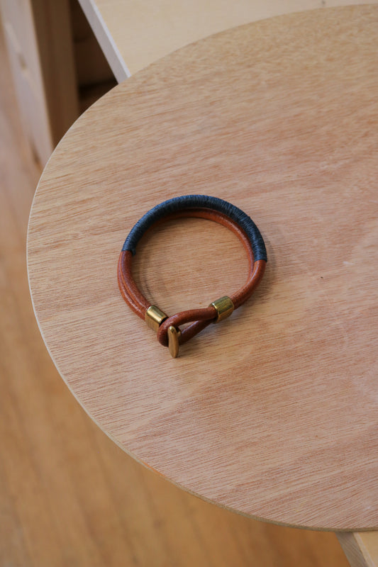 [MISFIT/SAMPLE] Leather Bracelet | TAN + INDIGO THREAD + SILVER T-CLASP