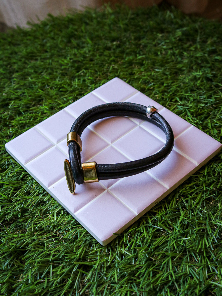 [MISFIT/SAMPLE] Friendship Leather Bracelet |8" BLACK + SKULL + BRASS T-CLASP