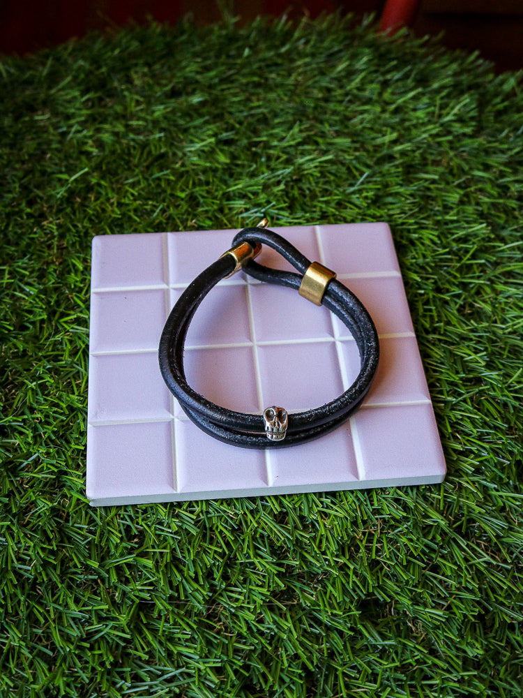 [MISFIT/SAMPLE] Friendship Leather Bracelet |8" BLACK + SKULL + BRASS T-CLASP